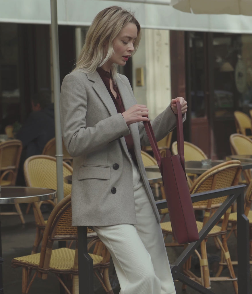 Emma et son sac Bambou bordeaux
